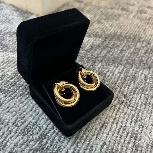 Macy's Jewelry - Elizabeth Caro Modern Interlocking Gold Loop Earrings✨